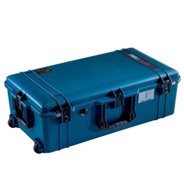 niebieska twarda duża walizka na kółkach rejestrowana Peli Air 1615 z zamkiem TSA