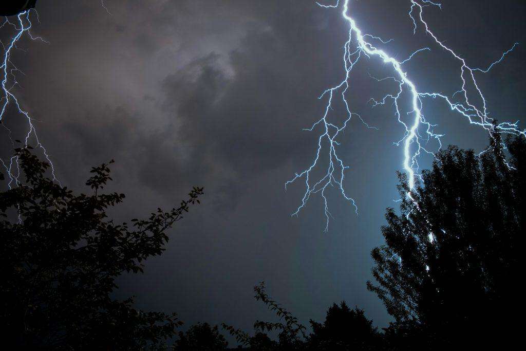 jak sfotografować burzę