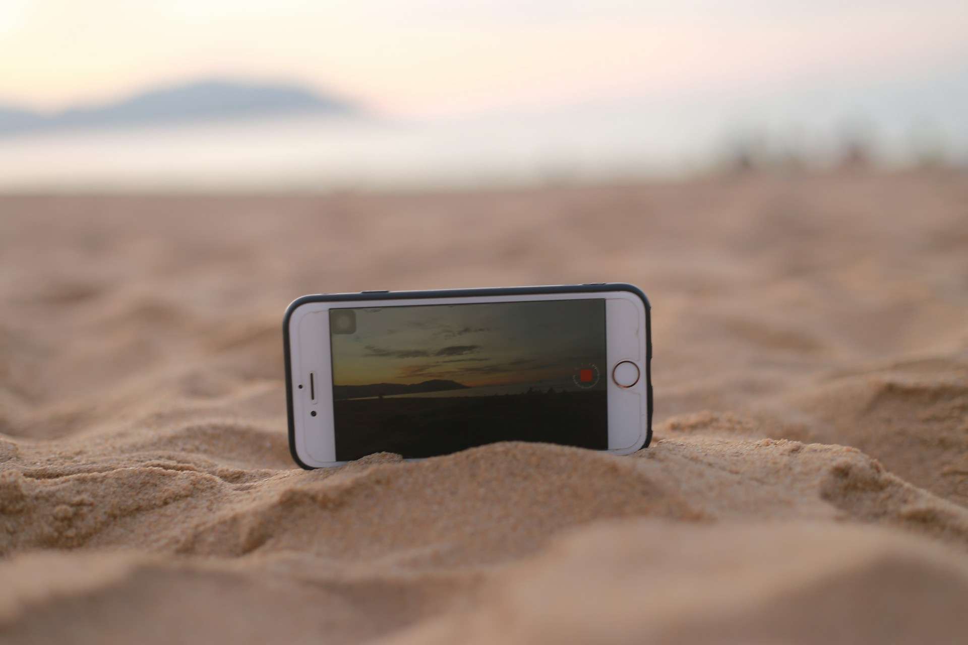 Jak zabezpieczyć telefon aparat i elektronikę przed piaskiem na plaży