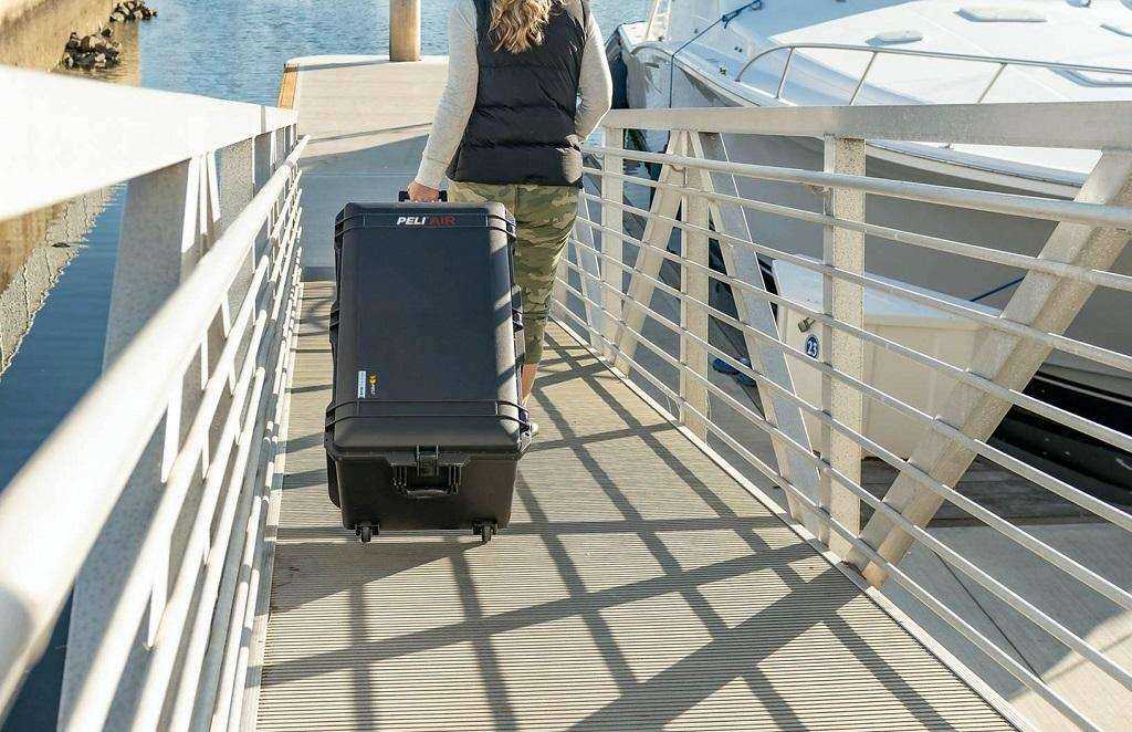 Duża walizka na kółkach jaki materiał wybrać | Drava - Dystrybutor produktów Peli Duża walizka na kółkach jaki materiał wybrać