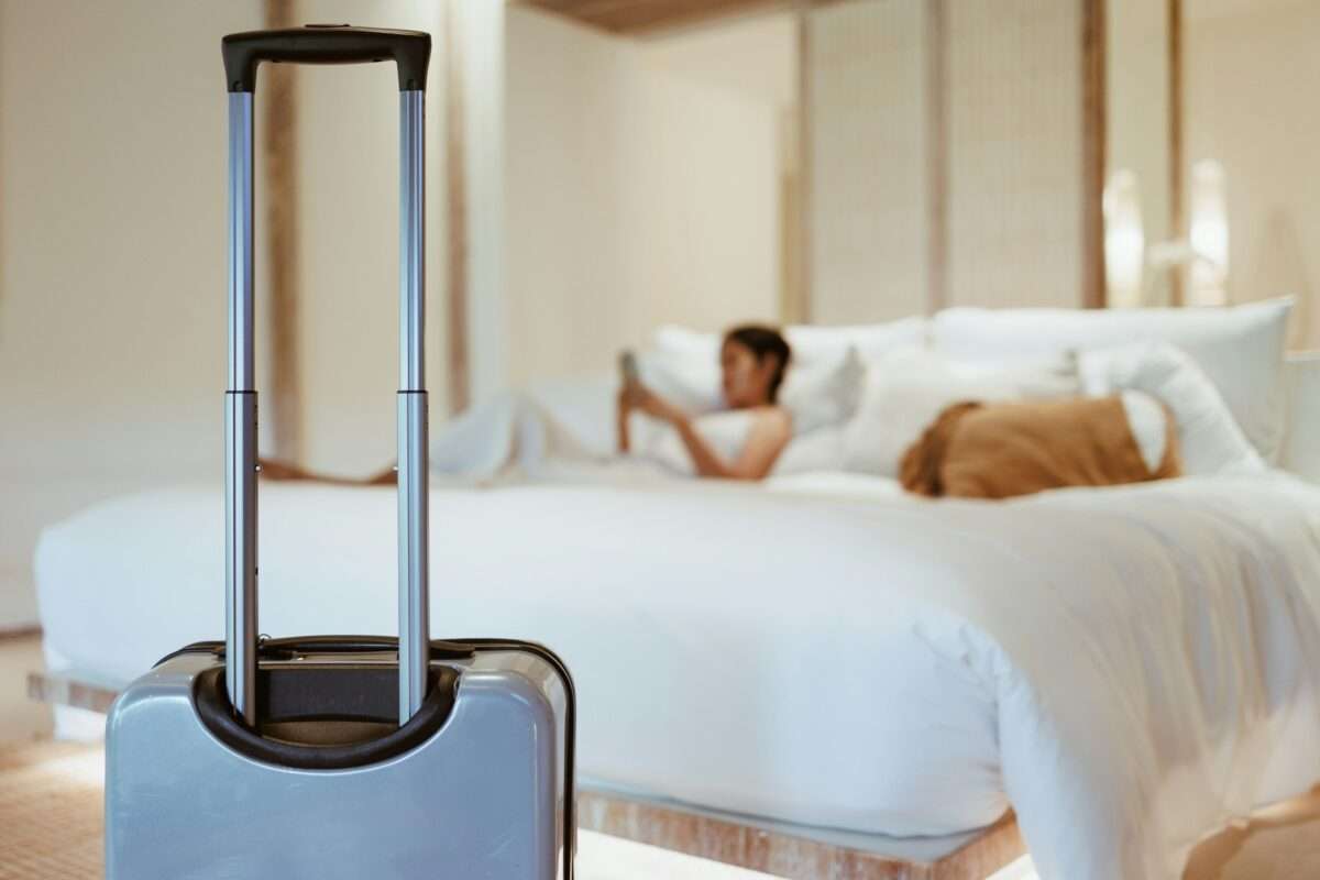 Jak zabezpieczyć walizkę w hotelu 5 sprytnych trików