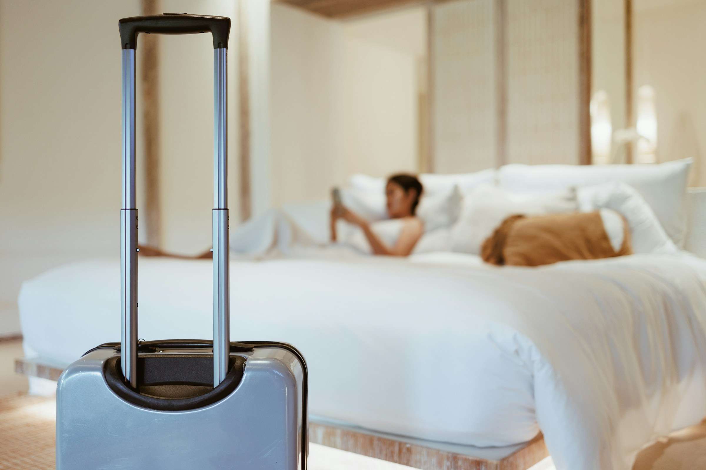 Jak zabezpieczyć walizkę w hotelu 5 sprytnych trików | Drava - Dystrybutor produktów Peli Jak zabezpieczyć walizkę w hotelu 5 sprytnych trików