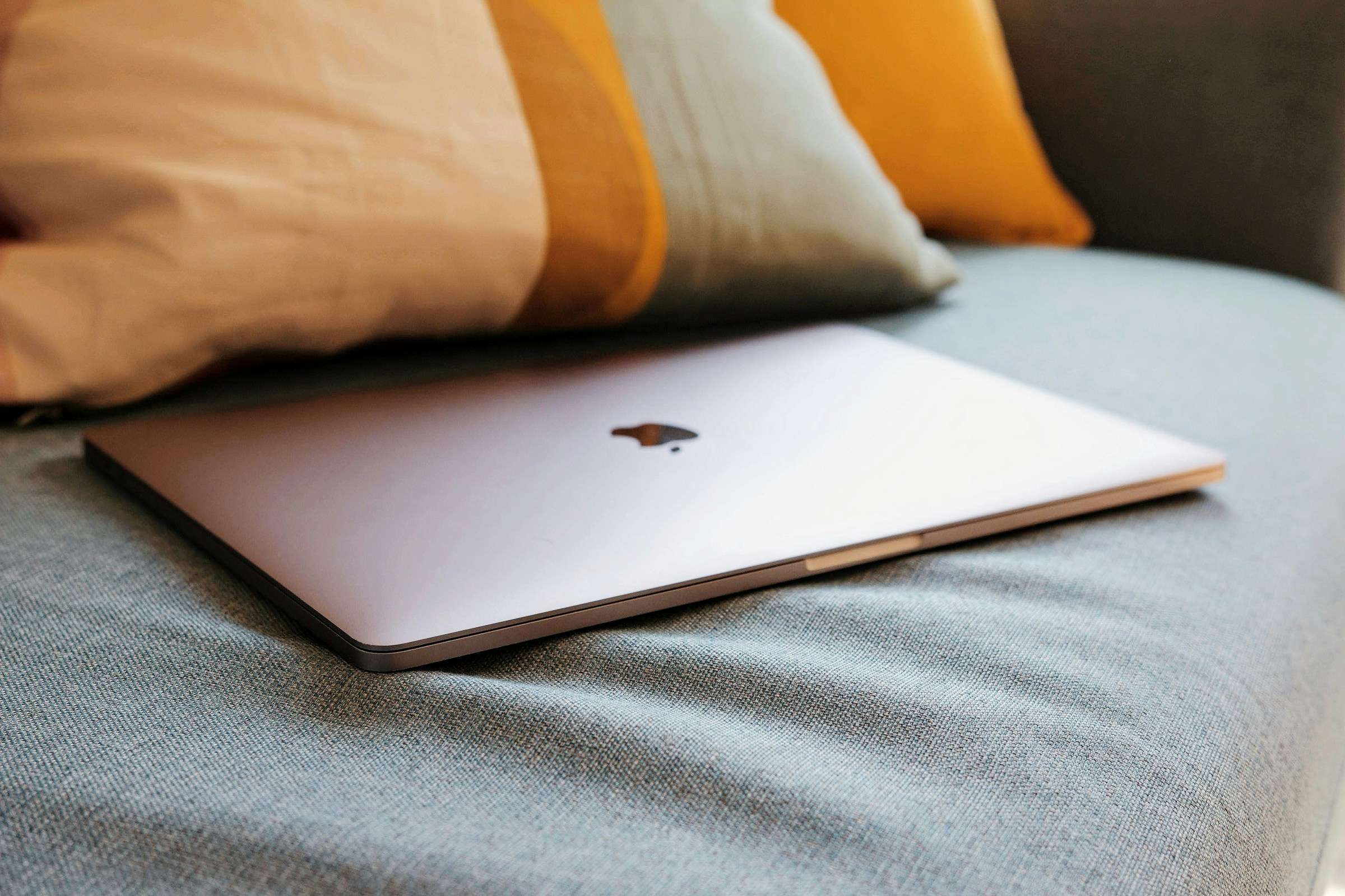 Najlepsza walizka do samolotu z kieszenią na Apple MacBook