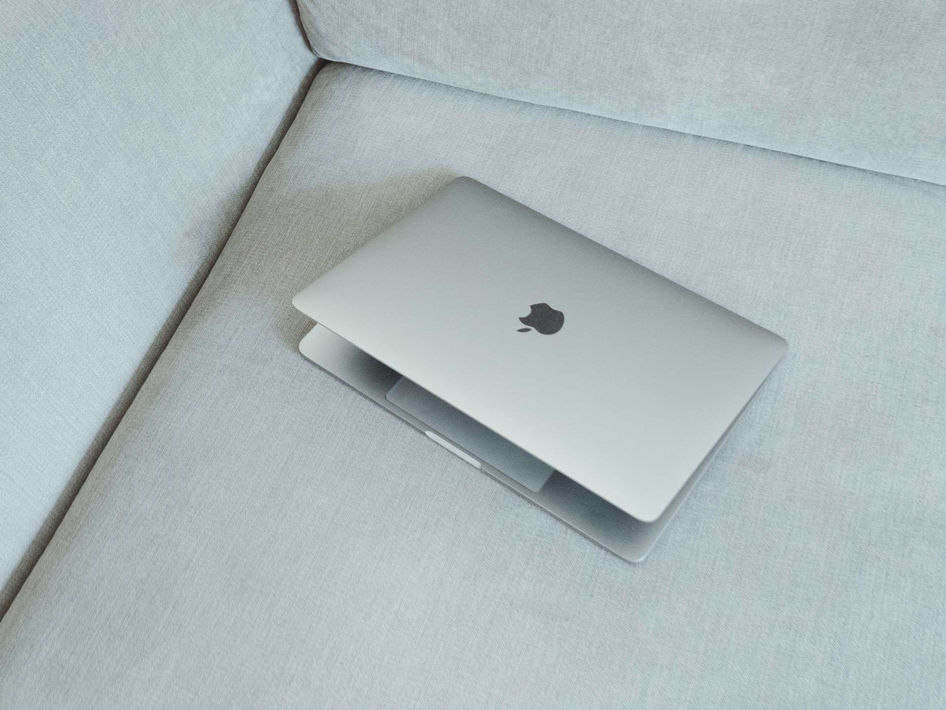 walizka do samolotu na Apple MacBook