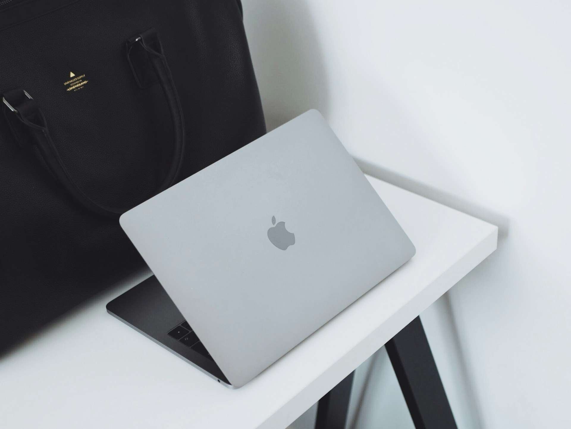 walizka do samolotu z kieszenią na Apple MacBook
